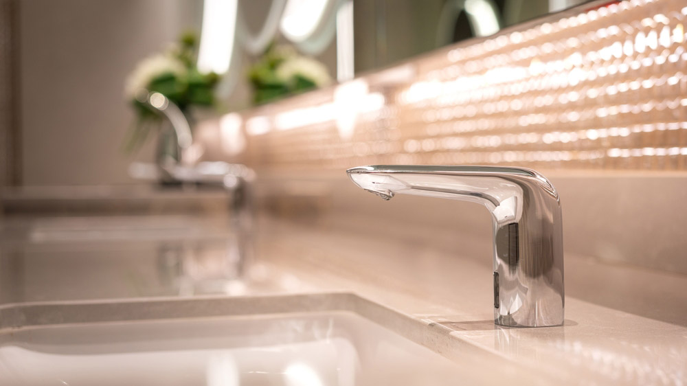 Touchless Fixtures: Installation Challenges and Benefits in High-Traffic Facilities